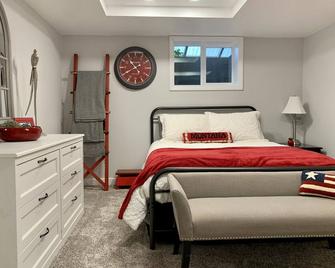 A 1930’s 5 bedroom, 2 bathroom home overlooking Flathead Lake - Polson - Спальня