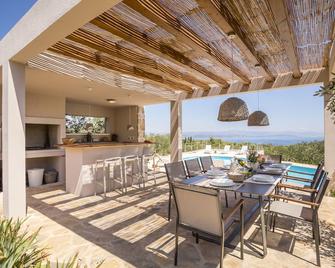 Hacienda LUCIO/secluded estate/practice golf/enjoy the view and great pool - Grohote - Patio