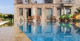 康達羅塔飯店 - 艾瓦勒克 - 游泳池