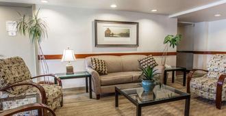 Quality Inn And Suites Everett - Everett - Wohnzimmer