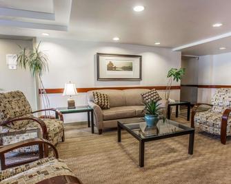 Quality Inn And Suites Everett - Everett - Oturma odası