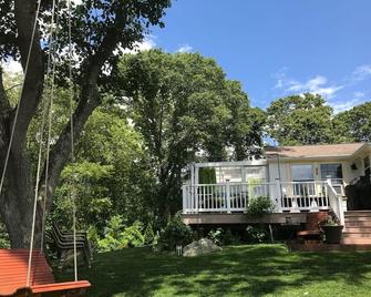 Big Style in tiny house - 2 miles to the Beach - Westerly