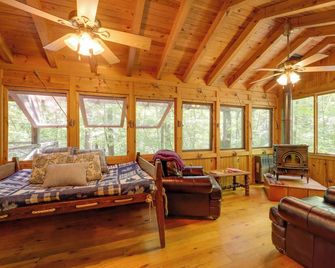 Hot Tub And On-Site Trails Secluded Mari - Marion - Wohnzimmer