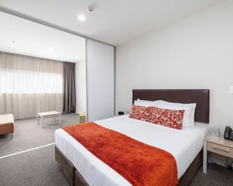 Ramada Suites by Wyndham Christchurch City - כרייסטצ'רץ' - חדר שינה