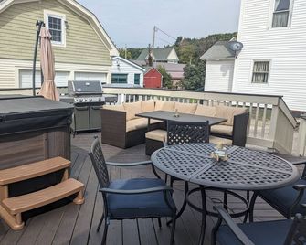 Charming Cottage- White Mountains retreat w/ Private Hot Tub and Fire Pit - Gorham - Balcony