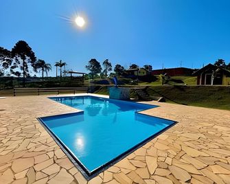 Chácara com 4 Chalés, grande piscina e muito verde - Atibaia - Piscine