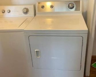 Nice updated mobile home minutes from Glacier National Park - Babb - Laundry facility