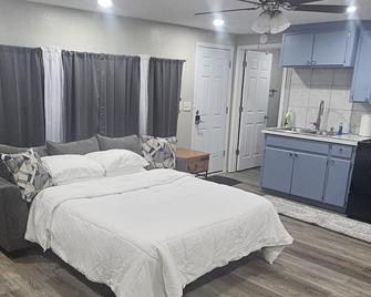 Charming apartment with a full size kitchen AC and WiFi in wonderful New Boston - New Boston - Спальня