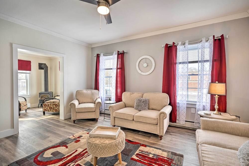 Dog-Friendly Downtown Auburn Vacation Rental! - اوبورن (نيويورك) - غرفة معيشة