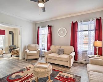 Dog-Friendly Downtown Auburn Vacation Rental! - اوبورن (نيويورك) - غرفة معيشة