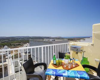 Summer Breeze Superior Apartment with Terrace - Mellieħa - Balkon