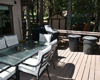 Northwest Montana Lakefront Cabin getaway on Ashley Lake - Kalispell - Patio