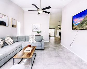 Contemporary Oro Valley Retreat - Mountain Views! - Tucson - Sala de estar