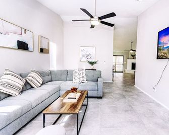 Contemporary Oro Valley Retreat - Mountain Views! - Tucson - Pokój dzienny