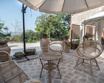 B&B Cantico Delle Creature - אסיסי - פטיו