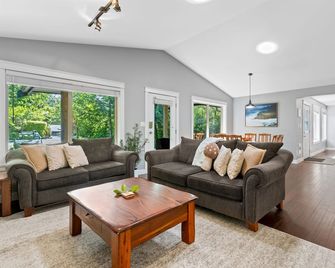 Fernwood By the Sea-N. Chesterman, Hot Tub, Surf - Tofino - Salon