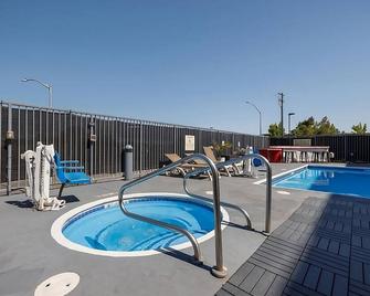 Luxury Getaway! with Free continental breakfast, close to Southwood Park - Vacaville - Piscine