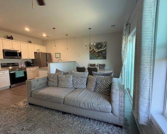 Minutes to Fort Jackson! Family Friendly 3-bed Townhome - Sleeps 5 w/ King Bed - Elgin - Living room
