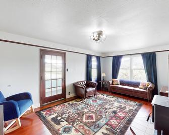 Redwood Farmhouse in the Orick Valley - Orick - Living room