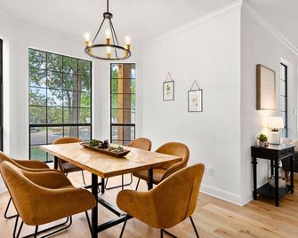 50 Acre Countryside Haven With Hiking Trails, Fossils, Pickleball Court, Basketball, Arcade, In-Ground Trampoline, Pool and Jacuzzi residence - Glen Rose - Dining room