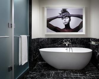 Bisha Hotel Toronto - Toronto - Bathroom