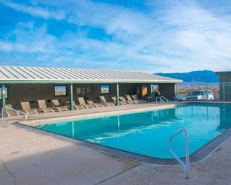 煙囪井鄉村飯店 - Furnace Creek - 游泳池