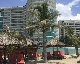 Wake Up to Ocean Views – Stylish 11th-Floor Coastal Escape - Zihuatanejo - Building