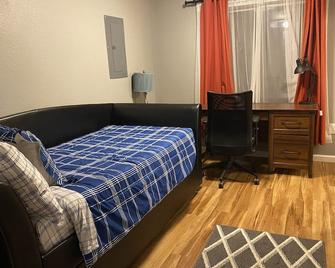 European style 2 bedrooms 1 bath walk out basement. - Broomfield - Bedroom