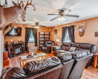 2br-1b. Fire Pit With Stunning River View. Minutes From Downtown Huntington. - Kenova - Living room