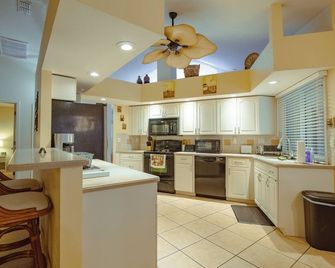 Charming 3-bedroom house with Pool (Not heated), WiFi, AC in North Weeki Wachee - Brooksville - Kuchyň