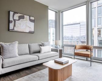 Sunny East Cambridge 1BR w/ Gym & W/D, nr Lechmere T, by Blueground - بوسطن - غرفة معيشة