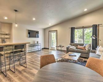 Elkhart Lake Townhome, Mins to Road America! - Elkhart Lake - Living room