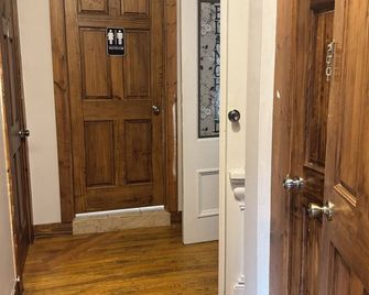 2 Comfortable Queen Beds, Hot Shower & an affordable price! - Blanchardville - Pasillo