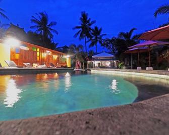 Salim Beach Resort - Pemenang - Piscina