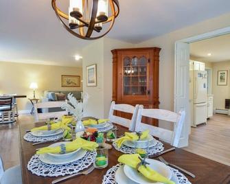 Sunroom Mins to Beaches Views of Marsh - Eastham - Ravintola