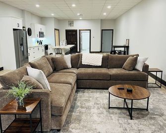 Newly Renovated 2-bedroom apartment in charming Dyersville, IA - Dyersville - Sala de estar