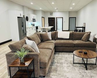 Newly Renovated 2-bedroom apartment in charming Dyersville, IA - Dyersville - Sala de estar