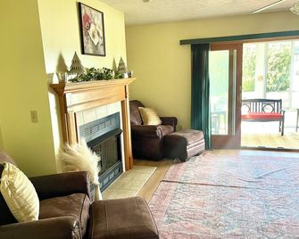 Charming 3-bedroom house in the country. - Medina - Obývací pokoj