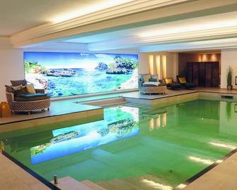 디자인 버짓 호텔 잘리넨파크 - 에르비테 - 수영장