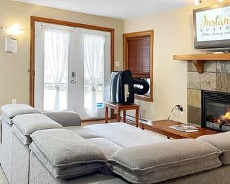 The Mont-Tremblant Hideaway by InstantSuites - Mont-Tremblant - Living room