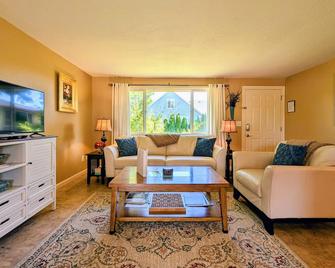 Country View Cottages, Stylish, Comfy, Uncorked Cottage Near Downtown Carlton - Carlton - Living room