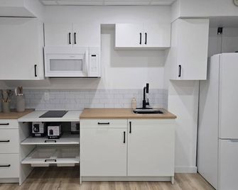 Cozy 2br Suite - Private Entrance & Home Comforts - Steinbach - Kitchen