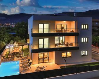 Modern Kastel Villa With Private Pool, Gym, And Large Outdoor Space - Eight Bedroom Villa - Kastela