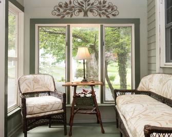 Stay-cation In Charmified Village Guest House! - Aurora - Sala de estar