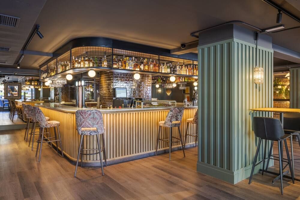 هوتل رايس راييز كاتوليكوس - برغش - بار