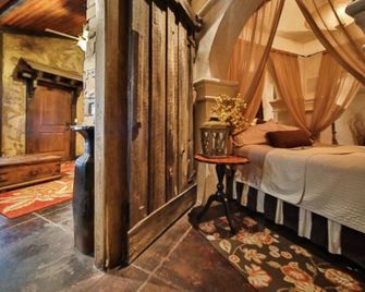 Stay in the Zion themed inn!3348714 a new 2nd rental. The Silo Inn - Washington - Bedroom