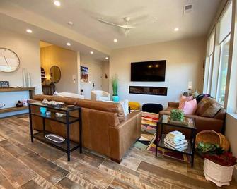 Luxury Pet Friendly Holiday Home La Estancia Kanab - Kanab - Living room