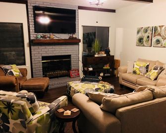 Cozy Home on Lake Sam Rayburn! Top Rated in the area! - Brookeland - Sala de estar