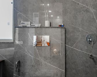 Lime Tree Luxury 2bhk Serviced Apartment Near Artemis Hospital Gurgaon - Gurugram - Bathroom