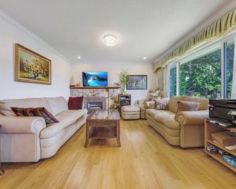 Quite House near the Vancouver Airport - Richmond - Living room